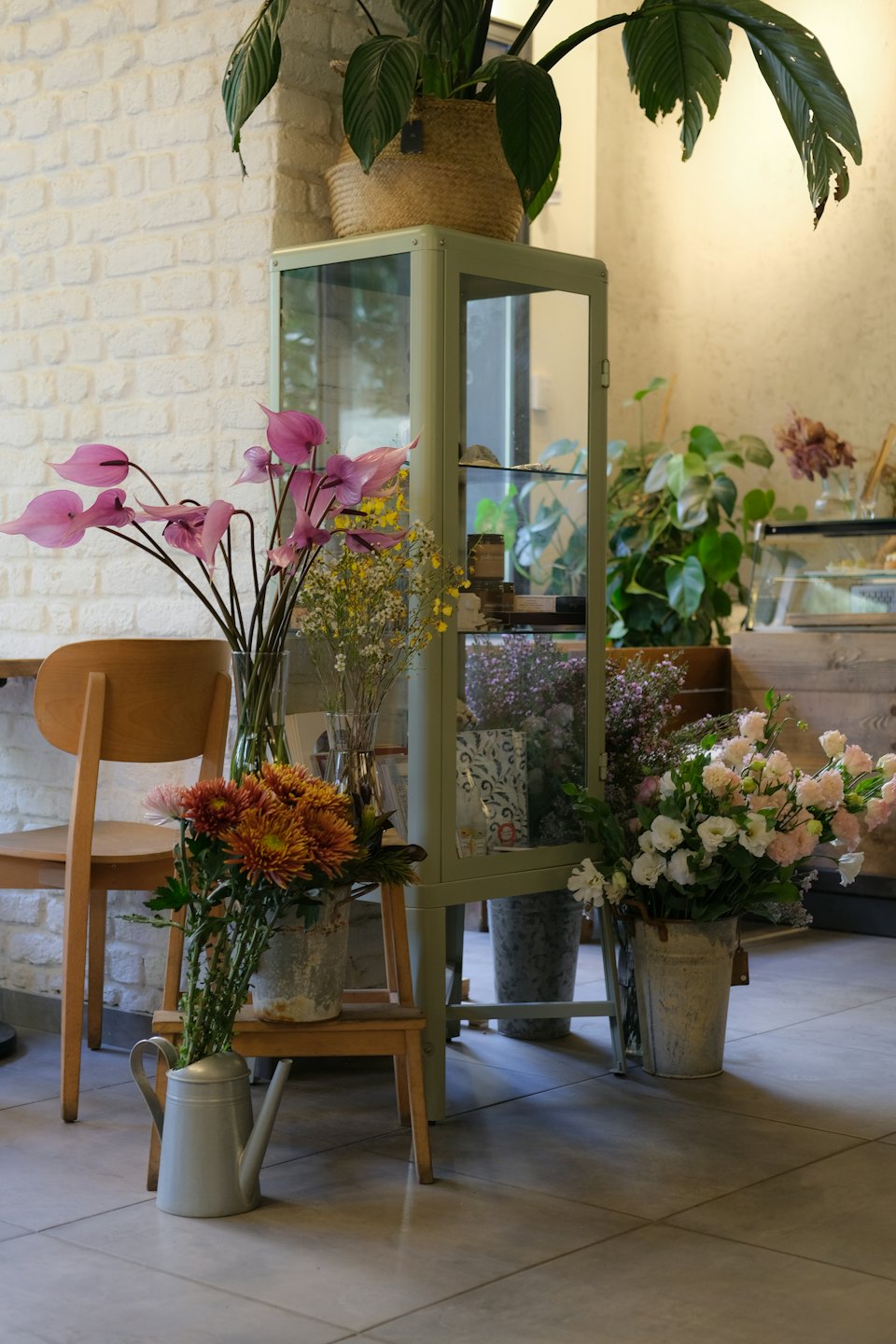 Rosa anthurier och olika blommor i en modern butik.